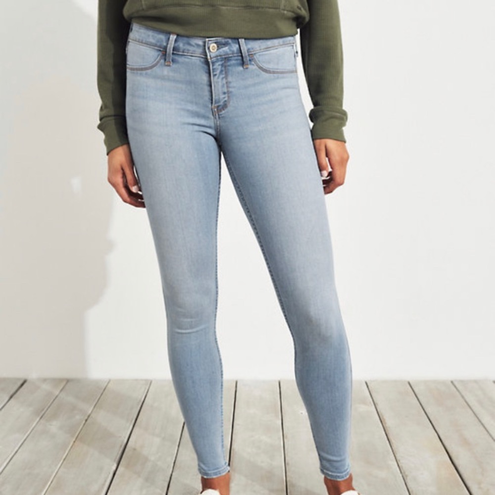 New In!! Hollister light blue wash jeans!
